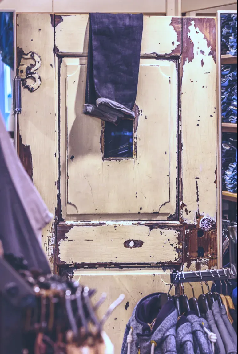 Umkleidekabine mit alter Holztür und Jeans im Hosen-Center Osnabrück